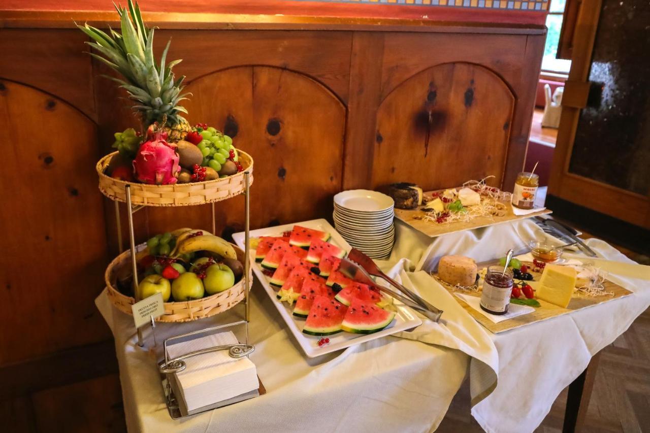 Hotel Lago Di Braies ブラーイエス エクステリア 写真