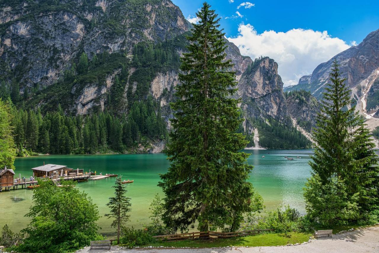 Hotel Lago Di Braies ブラーイエス エクステリア 写真