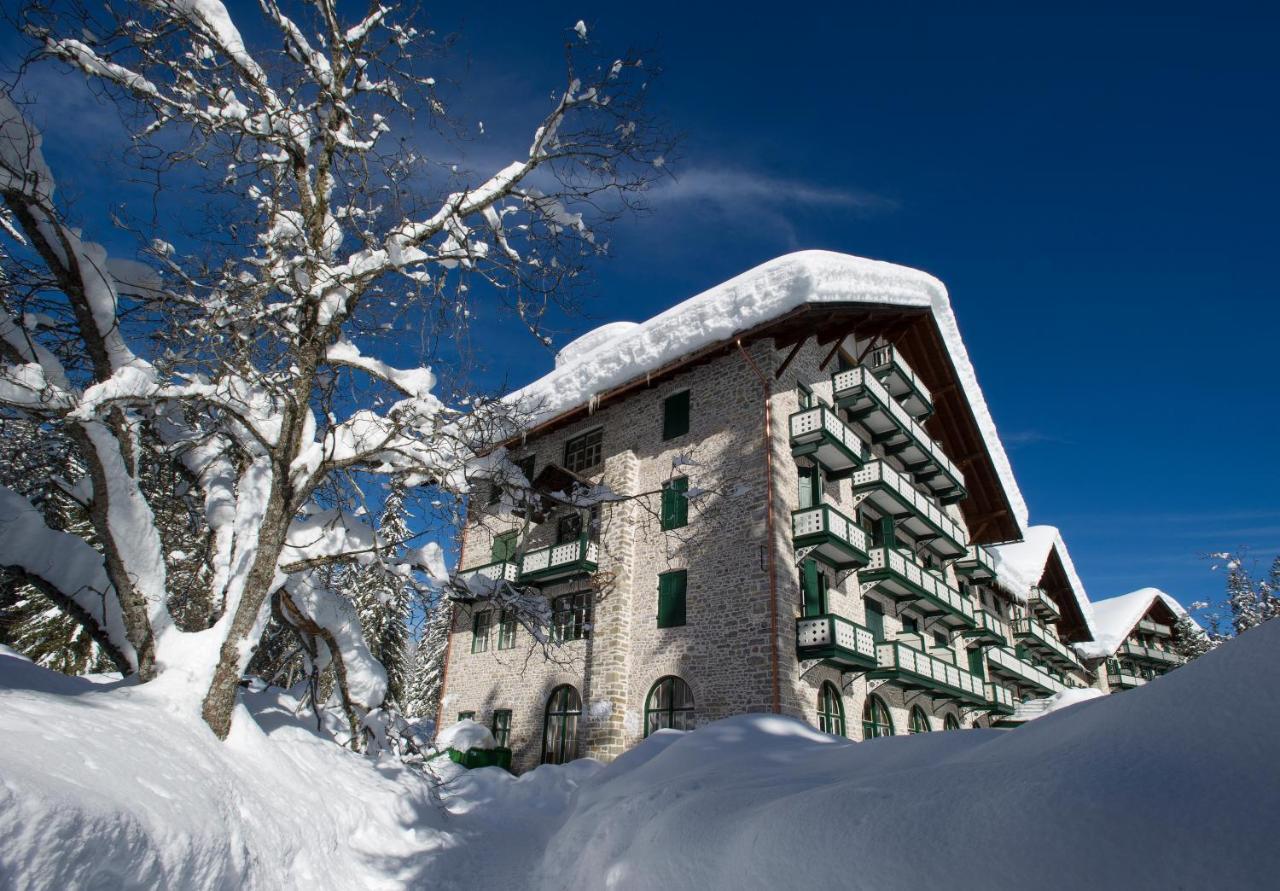 Hotel Lago Di Braies ブラーイエス エクステリア 写真